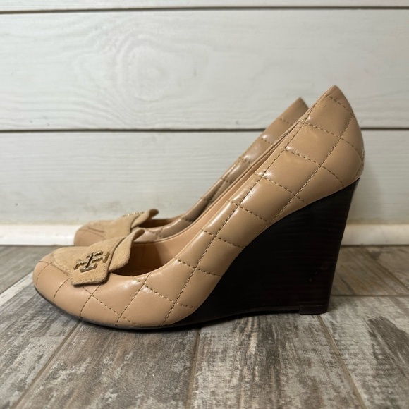 Tory Burch Beige Quilted Leather Wedge Pumps Size 8 - Picture 2 of 3